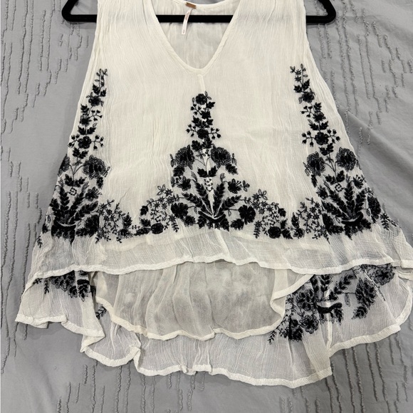 Free People Small Elegant White and Black Floral Women's Top EUC - Picture 2 of 8